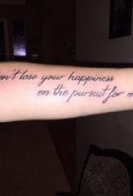 Quadre de tatuatge de línia negra minimalista imatge de tatuatge en anglès al braç de la noia