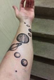 Tattoo lahy lahy mainty satan'ny mpianatra amin'ny sary maintin'ny planeta planeta
