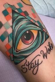 Татуйовані руки чоловічих очей чоловічі руки на кольоровій картині татуювання Божого ока