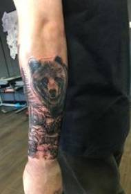 Brazo do tatuaje do oso na foto do tatuaje do oso negro