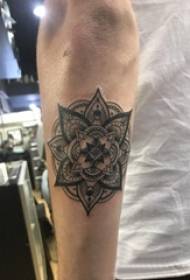 Mandala eredua tatuaje gizonezko ikaslea besoa mandala beltzaren tatuaje irudian