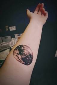 Brazo de niña en pinchazo negro línea geométrica planeta tatuaje foto