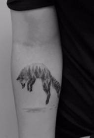 Arm tattoo mufananidzo mukomana ruoko pane dema muti uye fox tattoo pikicha