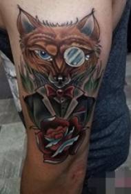 Krahu i djalit në kafshë të pikturuara mashtrim i trikolinës dhelpra fox tatuazh