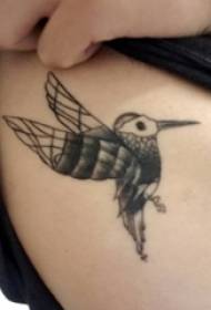Braccio della ragazza sull'immagine geometrica del tatuaggio dell'uccello della spina del punto geometrico animale bianco e nero