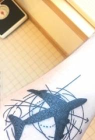 Lámh cailín ar phictiúr dubh tattoo líne íostach dubh eitleán