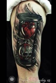Os meninos no braço pintaram fotos criativas de tatuagem de ampulheta dominadora