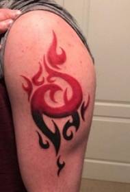 Užareni plamen ruku tetovaža dječak ruku na obojenoj plamen tetovaža sliku