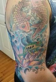 Seuns arm geverf waterverf skets kreatiewe karp blomme arm tattoo foto