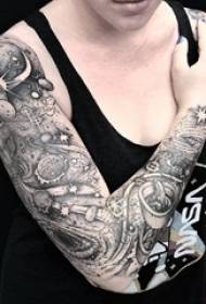 Kis bolygó tetoválás fiú karja a kis bolygó tetoválás floret kar kép