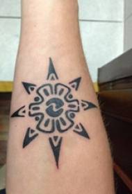 Occhio di ragazza totem del tatuaggio del sole sull'immagine del tatuaggio del sole