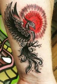 Рука школяра на чорний ескіз фенікс та червоне сонце татуювання візерунок