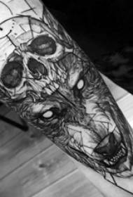 Boy's arm on black gray sketch point thorn skill creative domineering wolf head tattoo picture