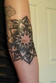 Braccio della scolara sull'immagine creativa del tatuaggio del fiore della linea semplice geometrica della puntura nera