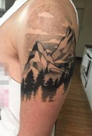 Tyttö käsivarret mustalla luonnoksella pistovinkkejä vuoristojen tatuointikuviosta