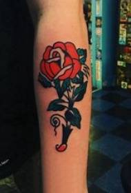 Tatuaggio floreale letterario, braccio di uno studente maschio, tatuaggio dipinto, foto di tatuaggio letterario di fiori