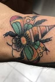 Ragazzi braccia dipinte sfumatura geometrica linee semplici piccola immagine animale tatuaggio ape