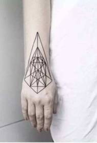 Lány karja fekete-fehér minimalista geometriai vonalak angol szó tetoválás kép