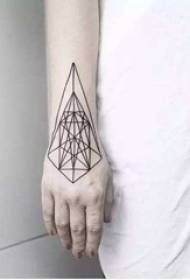 Braccio della ragazza su linee geometriche minimaliste in bianco e nero Immagine di tatuaggio parola inglese