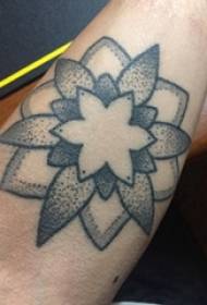 Leungitna kembang kembang tato leutik paréka tato pola kembang kembang