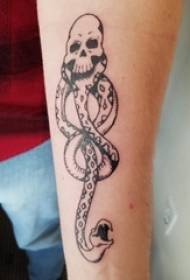 Berniuko ranka ant juodo pilko eskizo taško erškėčio kaukės kaukolės, dominuojančios gyvatės totemo tatuiruotės paveikslėlyje
