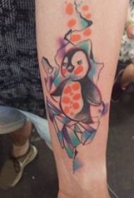 少女の腕にペンギンタトゥーイラスト色ペンギンタトゥー画像