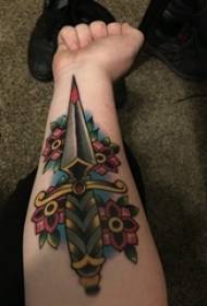 Arm van tattoo-meisje op bloem en dolk tattoo-afbeelding geschilderd