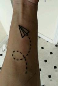 Рука школарца на црној геометријској елементној једноставној тачканој слици тетоважа авиона