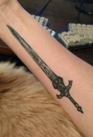 Kardo tatuiruotės berniuko ranka ant juodo kalavijo tatuiruotės paveikslo