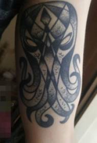 Cadro de tatuaxe de polbo gris en branco e negro no brazo do neno