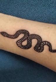 Раце на тетоважа на животно момче на црна змија слика тетоважа