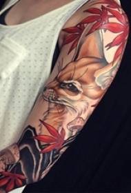 Ang bukton sa batang babaye nagpintal sa watercolor cute nga fox ug nindot nga mga litrato sa tattoo nga dahon sa maple