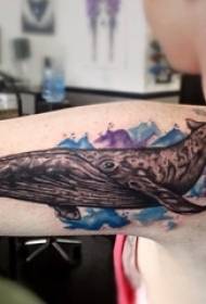 Brazo da rapaza na tatuaxe de chorro de tinta pintada de ballena negra