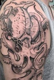 Muška studentska ruka crne hobotnice za tetovažu hobotnice na dominirajućoj slici crne tetovaže hobotnice
