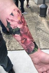 Arm tattoo materiaal, mannelijke hibiscus bloem tattoo foto op arm