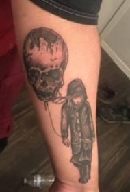 Berniuko ranka ant juodos pilkos spalvos eskizo taško tatuiruotės triuko kaukolės kaukės paveikslėlio