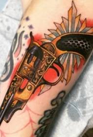 Татуировка на пистолет, ръка на момче, цветна снимка на татуировка на пистолет