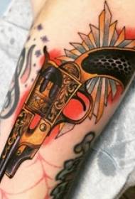 Gun tattoo, μπράτσο του αγοριού, έγχρωμη εικόνα δερματοστιξιών