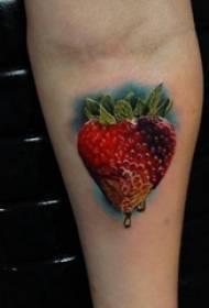 Pampanitikan na tattoo ng braso, lalaki na braso, may kulay na larawan ng strawberry tattoo