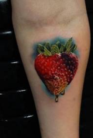 Tatuaggio letterario sul braccio, braccio maschile, immagine colorata del tatuaggio alla fragola