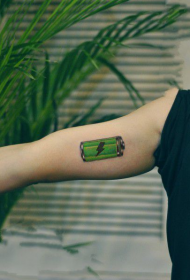Braccio gruppo batteria tatuaggio verde