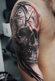 Braccia del ragazzo su Black Grey Sketch Sting Tips Immagine classica del tatuaggio prepotente