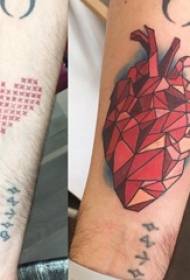 Tatuering täcka manligt hjärta på färgat hjärta tatuering bild