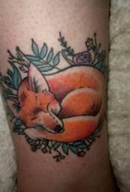 Braccio da ragazzo dipinto su gradiente semplice linea pianta di vite e foto di tatuaggio di volpe animale