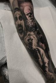 Carattere del ragazzo del modello del tatuaggio del braccio del fiore del carattere sull'immagine nera del tatuaggio del braccio del fiore del carattere