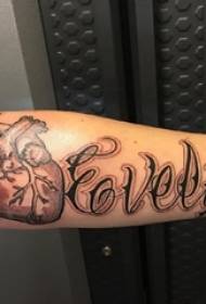 Braccio del ragazzo su schizzo grigio nero creativo classico cuore letterario fiore corpo tatuaggio inglese foto