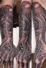 黒いタコのタトゥーパターンに黒いタコのタトゥー男性アーム