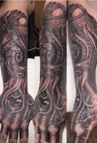 Vira brako de nigra pulpo tatuita sur nigra tatuaje ŝablono