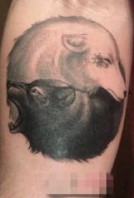 Хлопчик руку на малюнку татуювання овець і вовк чорний сірий точки шип