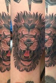 Immagine del tatuaggio della testa del leone braccio del ragazzo sull'immagine del tatuaggio della testa del leone animale del tatuaggio